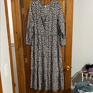 Old Navy Black and White Floral Long Sleeve Dress